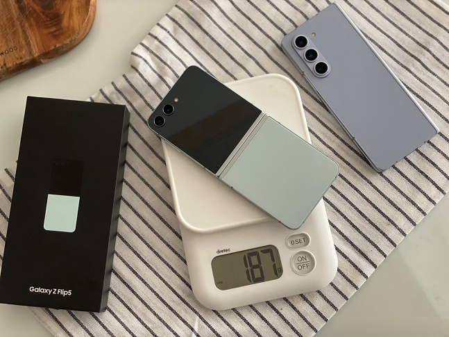 갤럭시Z플립5 무게는 전작과 동일한 187g이다./사진=백유진 기자 byj@