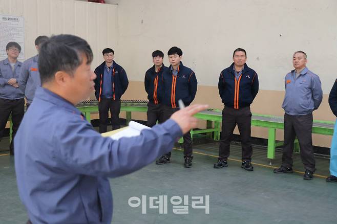 한화에어로스페이스 보은사업장에서 근로자들이 작업 전 안전점검회의(TBM)을 진행하고 있다.(사진=한화에어로스페이스 보은사업장 제공)