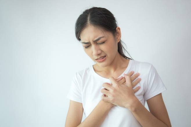 왼쪽 가슴에서 갑자기 통증이 느껴진다면 증상을 유심히 살펴 경계해야 한다. [사진=게티이미지뱅크]