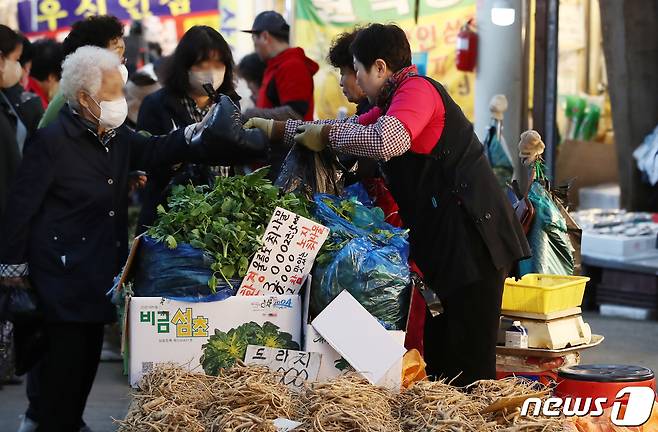 서울 시내 전통시장에서 시민들이 장을 보는 모습. 2023.4.10/뉴스1 ⓒ News1 김민지 기자