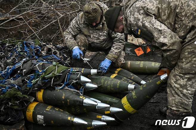 155mm 포탄 준비하는 우크라이나 군인 ⓒ AFP=뉴스1 ⓒ News1 이승아 기자