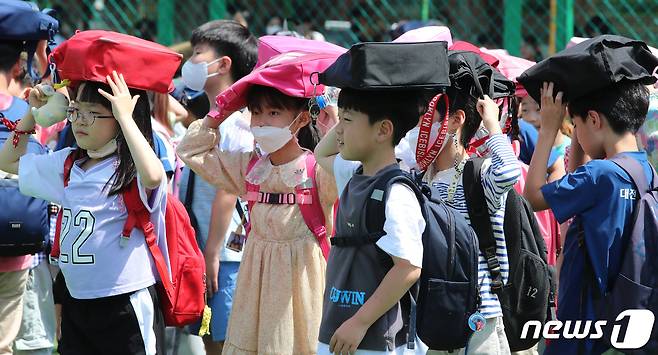 지난 5월16일 제414차 민방위 날 민방공 대피훈련에서 초등학생들이 대피하는 모습. ⓒ News1