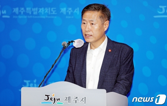 안우진 제주시 부시장이 지난 12일 제주시청 기자실에서 장애인 거주시설인 사랑의 집에 대한 시설폐쇄 행정처분 관련 브리핑을 하고 있다.(제주시 제공)