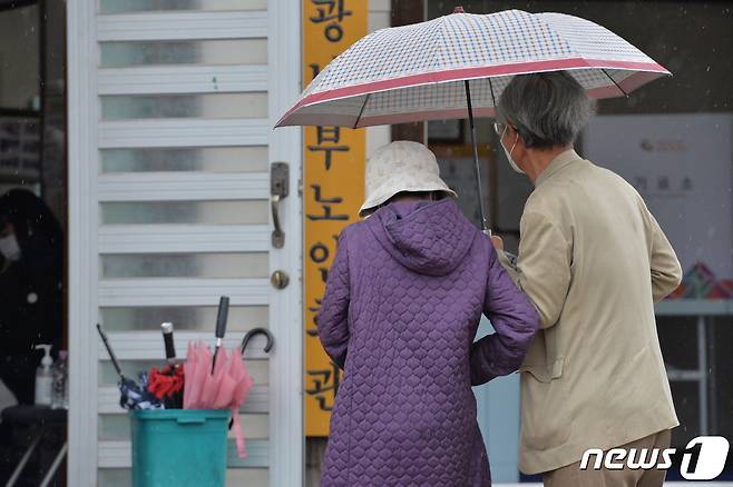 지난 4월 5일 경북 포항시 북구 나선거구 신광 2투표소에서 어른신 부부가 투표에 앞서 신분증을 준비하고 있다. ⓒ News1 최창호 기자