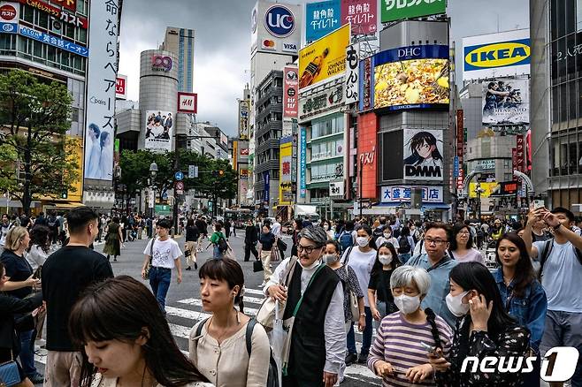 6월 14일 도쿄 시부야 횡단보도에서 촬영된 시민들의 모습이다. 2023.06.14/ ⓒ AFP=뉴스1 ⓒ News1 윤주영 기자