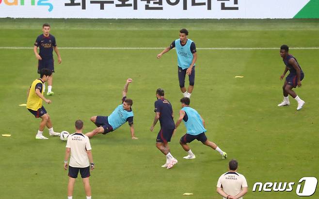 파리 생제르맹(PSG) 이강인, 네이마르를 비롯한 선수들이 2일 오후 부산 연제구 부산아시아드주경기장에서 K리그1 전북 현대와 쿠팡플레이 3차전을 앞두고 열린 오픈 트레이닝에서 훈련을 하고 있다. 2023.8.2/뉴스1 ⓒ News1 윤일지 기자