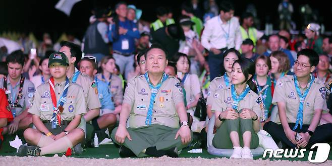 윤석열 대통령과 김건희 여사가 2일 전북 부안군 새만금 일원에서 열린 '2023 새만금 제25회 세계스카우트 잼버리' 개영식에서 기수단 입장식을 바라보고 있다. 2023.8.2/뉴스1 ⓒ News1 전북사진기자단