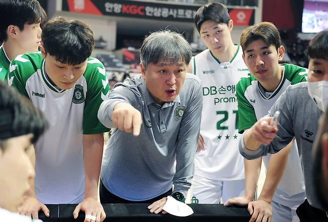 DB 사령탑 시절 이상범 코치. 사진 | KBL