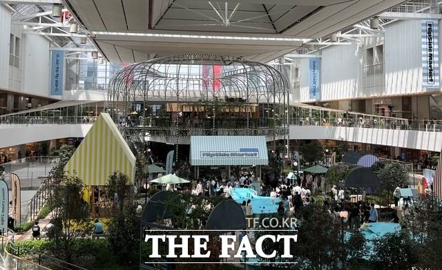 삼성전자가 지난 7월 26일 '갤럭시Z플립5'와 '갤럭시Z폴드5' 등 5세대 폴더블 스마트폰을 공개한 가운데, 서울시 영등포구 더현대 서울에 팝업스토어 '플립 사이드 마켓'을 열었다. /최문정 기자