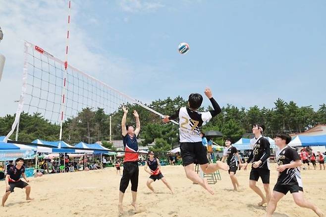 지난달 29일부터 30일까지 이틀간 신지 명사십리 해수욕장에서 장보고배 전국 남녀 비치발리볼 대회를 개최했다. [사진제공=완도군]