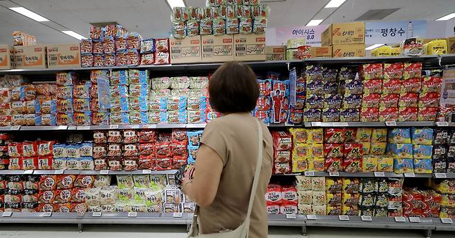 서울 한 마트에 라면이 진열돼 있다./뉴스1