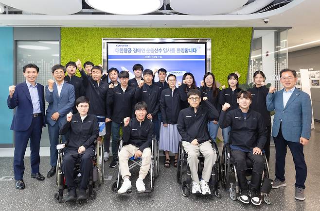 1일 서울 구로구 한국장애인고용공단 구로디지털훈련센터에서 대한항공 관계자들과 올해 입사한 장애인 운동선수 17명이 기념 촬영을 하고 있다. /대한항공 제공