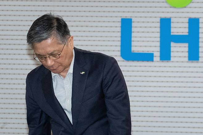 이한준 한국토지주택공사(LH) 사장이 2일 서울 강남구 LH 서울지역본부에서 열린 건설카르텔과 부실시공 근절을 위한 LH 책임관계자 긴급대책회의에 참석하고 있다. /뉴스1