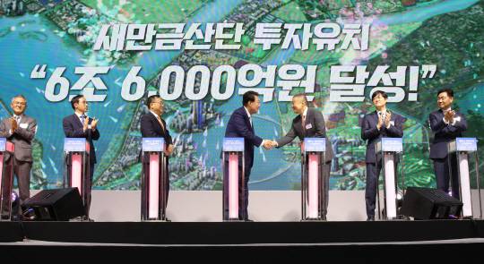 윤석열 대통령이 2일 전북 군산새만금컨벤션센터(GSCO)에서 열린 '새만금 이차전지 투자협약식'에서 참석자들과 버튼을 누르는 퍼포먼스를 마친 뒤 인사하고 있다. 왼쪽부터 도석구 LS MnM 대표, 김오진 국토교통부 제1차관, 명노현 LS 대표, 윤 대통령, 구자은 LS그룹 회장, 허제홍 엘앤에프 의장, 김관영 전라북도지사. 연합뉴스