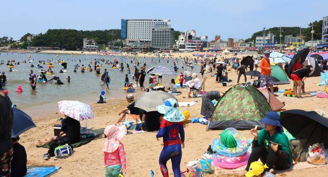 지난 7월 30일 오후 인천시 중구 용유도 을왕리해수욕장에서 피서객들이 더위를 식히고 있다. 연합뉴스