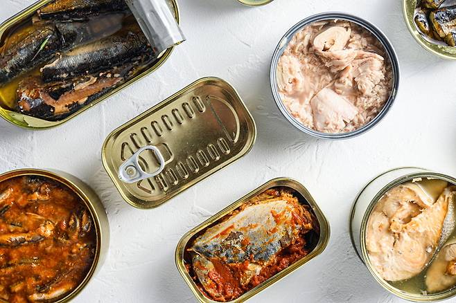 꽁치나 참치 통조림 속 국물은 먹을 수 있는 성분으로 구성돼 건강에 크게 해롭진 않다. 그러나 일부 통조림 국물엔 L-글루탐산나트륨 등의 향미증진제가 들어가 자주 먹으면 자극적인 맛에 중독될 수 있다./사진=게티이미지뱅크