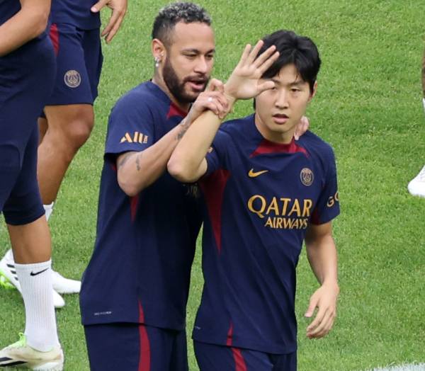 손 흔드는 네이마르와 이강인 (부산=연합뉴스) 강덕철 기자 = 파리 생제르맹(PSG) 이강인과 네이마르가 2일 오후 부산 연제구 아시아드주경기장에서 열린 팀 오픈트레이닝에서 관중들에게 인사를 하고 있다. 2023.8.2 handbrother@yna.co.kr/2023-08-02 19:48:59/ <저작권자 ⓒ 1980-2023 ㈜연합뉴스. 무단 전재 재배포 금지.>
