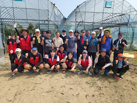 청주시체육회 임직원 20여명이 호우 피해를 입은 청주시 오송읍 일원에서 수해복구 지원 봉사를 하고 사진 촬영을 하고 있다.  [사진=청주시체육회]