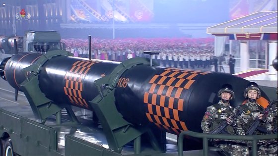 북한은 지난달 전승절 70주년 열병식에서 핵전투 무력 강화 노선을 분명히 하며 각종 신형 무기들을 공개했다. 연합뉴스