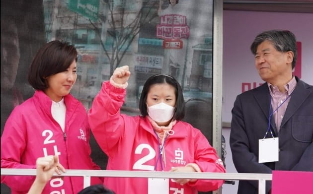 나경원 전 의원이 지난 2020년 4월 총선 선거출정식에서 남편인 김재호 서울고등법원 부장판사와 딸 유나씨와 함께 유세를 하고 있다./사진=나경원 전 의원 제공