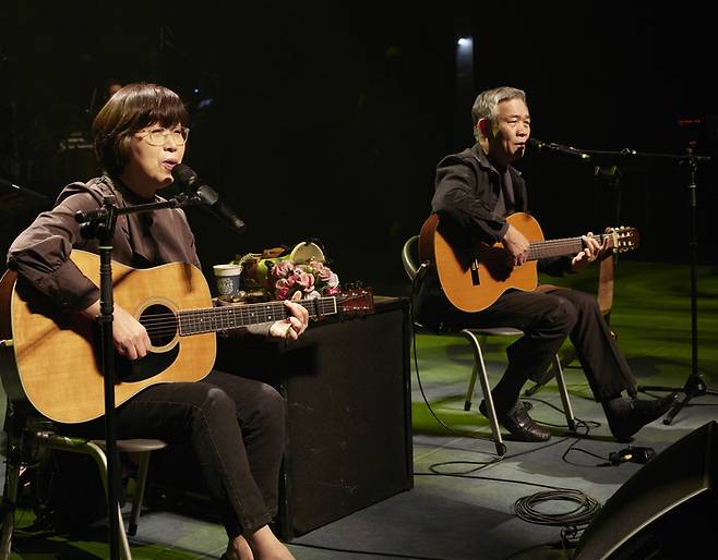 가수 정태춘·박은옥의 공연 모습. 전북민주화운동기념사업회 제공