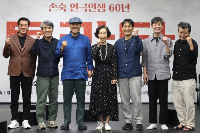 1일 서울 서초구 양재동 신시컴퍼니 연습실에서 열린 손숙의 데뷔 60주년 ‘토카타’ 연습실 공개 및 기자간담회에서 박명성(왼쪽부터) PD, 배삼식 작가, 손진책 연출, 배우 손숙, 김수현, 정영두 ,이태섭 무대미술 감독이 포즈를 취하고 있다.       연합뉴스