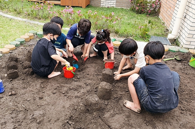 제주의 한 병설유치원 원아들이 흙놀이장에서 즐겁게 놀고 있다. 제주도교육청 제공