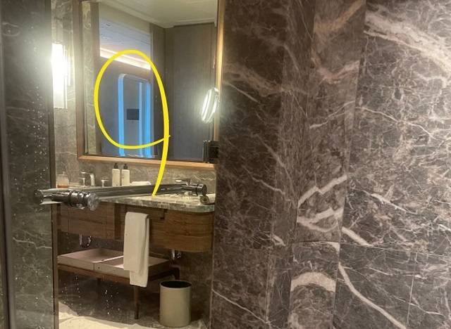 서울의 한 특급 호텔에서 샤워 도중 남성 직원이 객실로 들어왔다고 토로한 여성 투숙객이 공개한 내부 사진. 네이트판 캡처