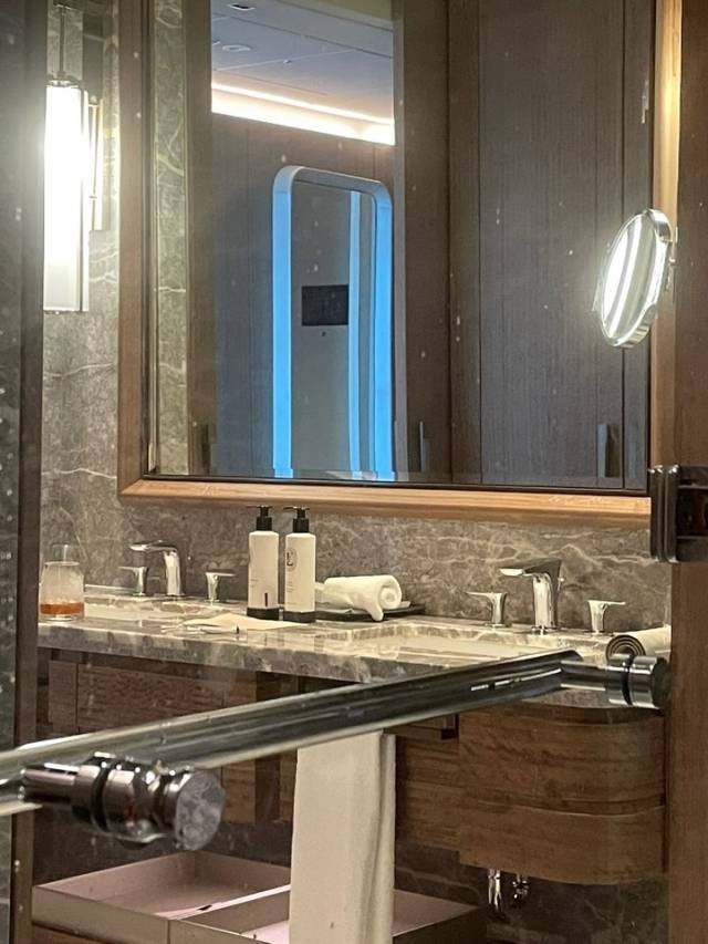 서울의 한 특급 호텔에서 샤워 도중 남성 직원이 객실로 들어왔다고 토로한 여성 투숙객이 공개한 내부 사진. 네이트판 캡처