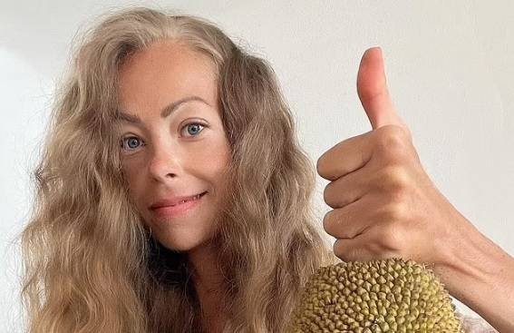 수년간 채소와 생과일 등 극단적인 식물성 식단을 고수해 관심을 끌었던 ‘비건’ 인플루언서 잔나 삼소노바가 사망했다. [사진출처 = 삼소노바 인스타그램]