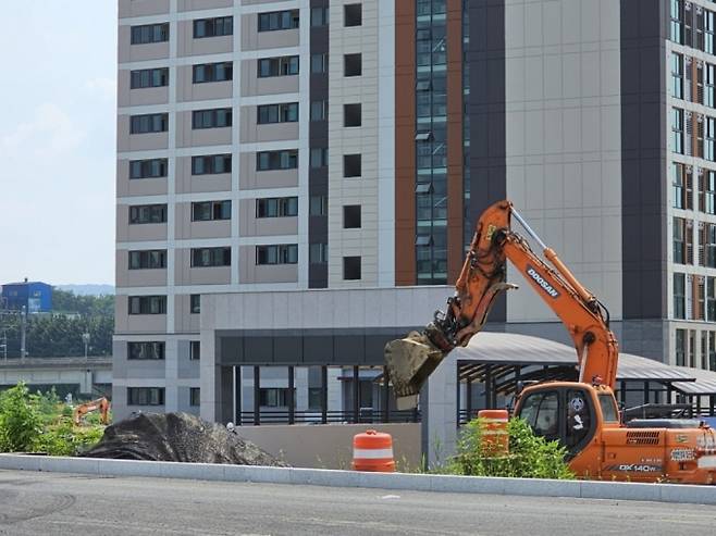 1일 경기도 양주시 덕계동 양주회천 A-15 블록 아파트 지하주차장 입구서 중장비 앞으로 보강 관련 기자재가 검은 그물망에 가려있다/사진=이정혁 기자