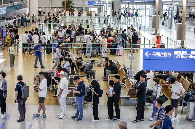 [인천공항=뉴시스] 정병혁 기자 = 2일 오전 인천국제공항 제1여객터미널 출국장이 여행객들로 붐비고 있다. 2023.07.02.