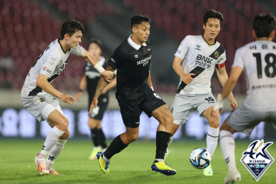 성남FC의 가브리엘(가운데). 한국프로축구연맹 제공.