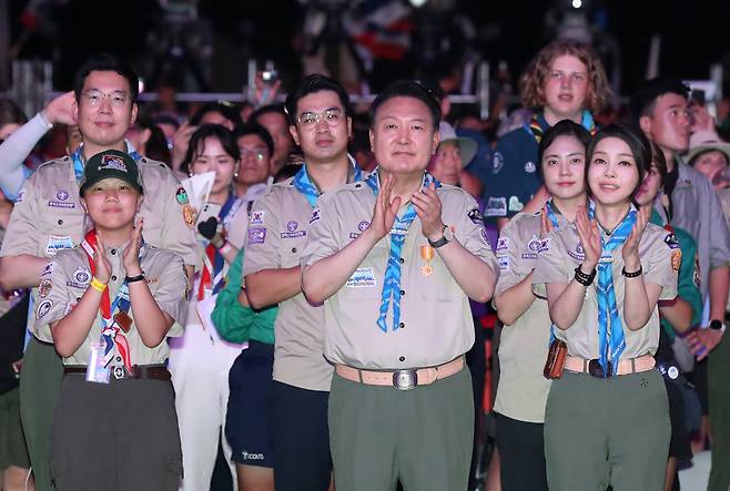 윤석열 대통령과 김건희 여사가 2일 오후 전북 부안 새만금 부지에서 열린 '2023 새만금 제25회 세계스카우트잼버리' 개영식에서 6개국 대표 스카우트 대원의 스카우트 선서에 박수를 보내고 있다. [연합]