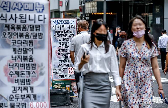 [서울=뉴시스] 정병혁 기자 = 근로자 식비 비과세 한도를 월 20만원(기존 10만원)으로 상향하는 소득세법 개정안이 2일 국회 본회의에서 의결될 예정이다.  서울 중구 다동·무교동 음식문화거리를 찾은 시민들이 점심식사를 위해 이동하고 있다. 해당 개정안은 2023년 1월1일부터 시행될 예정이다. 2022.08.02. jhope@newsis.com