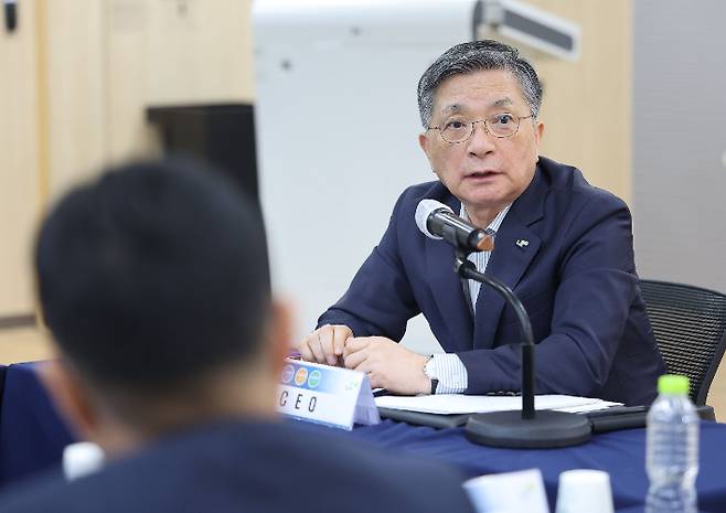 한국토지주택공사(LH) 이한준 사장이 2일 오후 서울 강남구 LH 서울지역본부에서 열린 사장 주재 회의에서 최근 아파트 철근 누락 사태와 관련한 취재진 질문에 답하고 있다. 연합뉴스