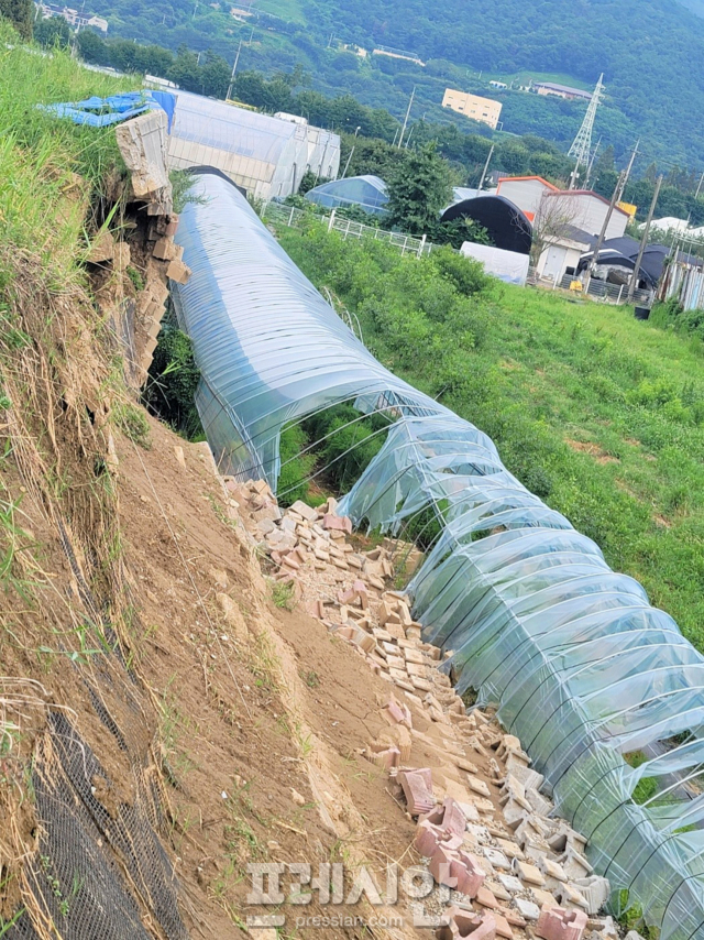 ▲하남시 창우동 한 비닐하우스 농가를 덮친 경기도의회 A의원의 옹벽 ⓒ프레시안(이백상 기자)