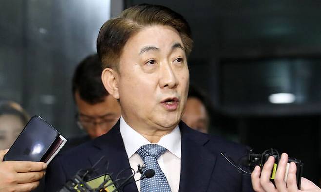 이동관 방송통신위원회 위원장 후보자가 1일 오전 경기도 과천시 정부과천청사 인근에 마련된 사무실로 출근하며 취재진 질문에 답하고 있다. 뉴시스