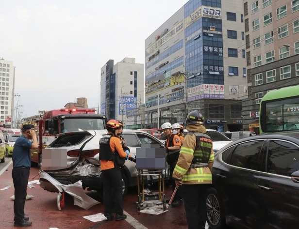 7월31일 오후 3시50분께 경기도 김포시 김포도시철도(김포골드라인) 고촌역 인근 삼거리에서 50대 여성 A씨가 몰던 산타페 차량이 횡단보도를 건너던 시민과 차량 5대를 충돌해 1명이 숨지고 11명이 다쳤다. ⓒ 김포소방서 제공