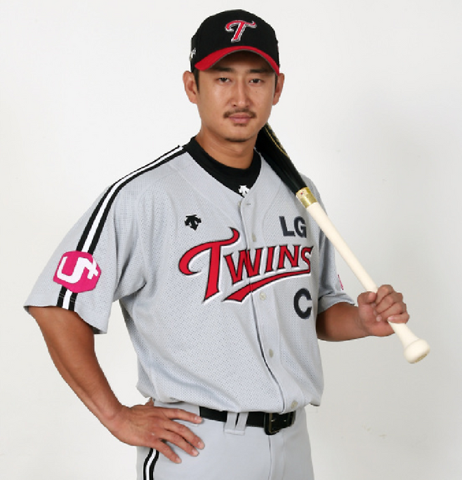 LG가 2011년부터 8년간 착용한 원정 그레이 유니폼. 모델은 당시 팀 간판이던 박용택 해설위원. 경향신문 DB