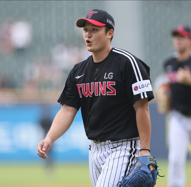LG 최원테가 원정 유니폼을 입고 지난 30일 잠실 두산전에서 경기하고 있다. LG 트윈스 제공