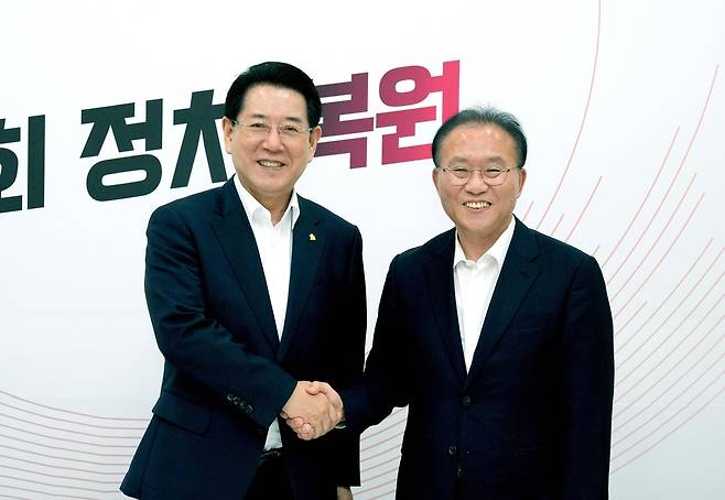 국민의힘 윤재옥(오른쪽) 원내대표 만난 김영록 전남지사 [전남도제공.재판매 및 DB금지]