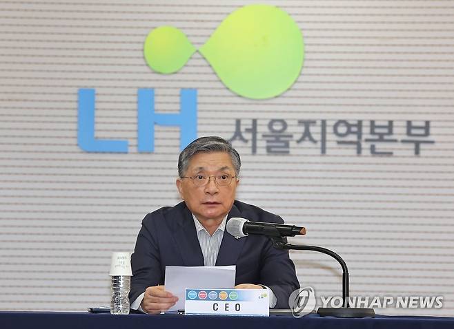 '철골 누락 아파트' 대책 발표하는 이한준 LH 사장 (서울=연합뉴스) 류영석 기자 = 한국토지주택공사(LH) 이한준 사장이 2일 오후 서울 강남구 LH 서울지역본부에서 열린 사장 주재 회의에서 최근 아파트 철근 누락 사태와 관련한 대책 발표를 하고 있다. 2023.8.2 ondol@yna.co.kr