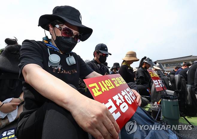 묵념하는 교사들 (서울=연합뉴스) 서대연 기자 = 29일 서울 종로구 경복궁역 사거리 인근에서 열린 공교육 정상화를 위한 집회에서 교사들이 고인이 된 서이초 담임교사를 추모하며 묵념하고 있다. 2023.7.29 dwise@yna.co.kr