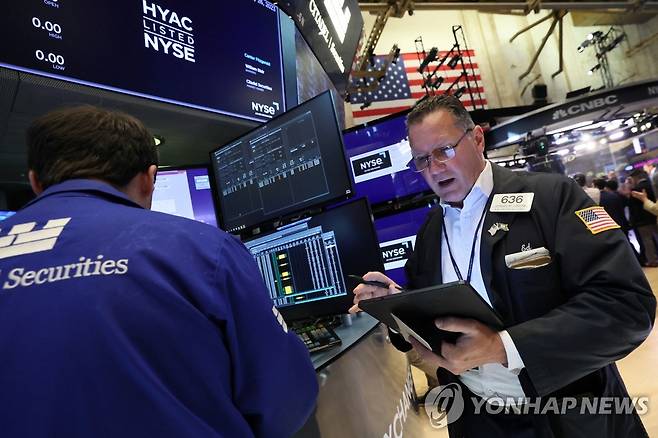 NYSE 입회장에서 일하는 트레이더들의 모습 [연합뉴스 자료사진]