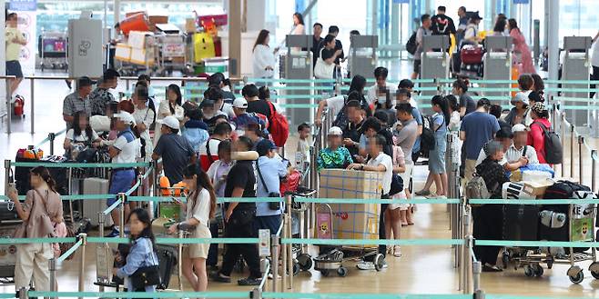 지난 8월 2일 오후 인천국제공항 제1여객터미널 출국장이 탑승객들로 붐비고 있다. (사진=연합뉴스)