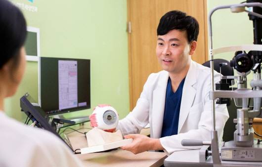 김욱겸 원장ㅣ출처:비앤빛강남밝은세상안과