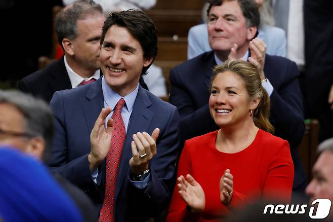 지난 3월 24일(현지시간) 캐나다 온타리오주(州) 오타와에 조 바이든 미국 대통령이 방문한 가운데 저스틴 트뤼도 캐나다 총리와 그의 부인 소피 그레고 트뤼도가 하원 의회에서 미소를 짓고 있다. 2023.03.24/ ⓒ 로이터=뉴스1 ⓒ News1 임윤지 기자