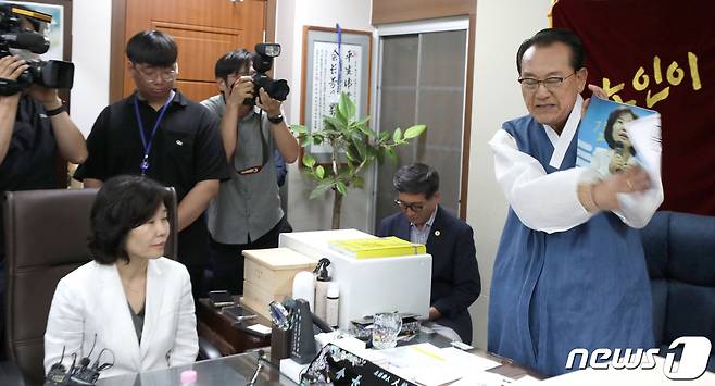 김호일 대한노인회장이 3일 서울 용산구 대한노인회 중앙회에서 노인 비하 발언 논란으로 사과 방문한 김은경 더불어민주당 혁신위원장에게 사과를 받고 면담을 하는 중 김 위원장 사진을 때리고 있다. 2023.8.3/뉴스1 ⓒ News1 국회사진기자단