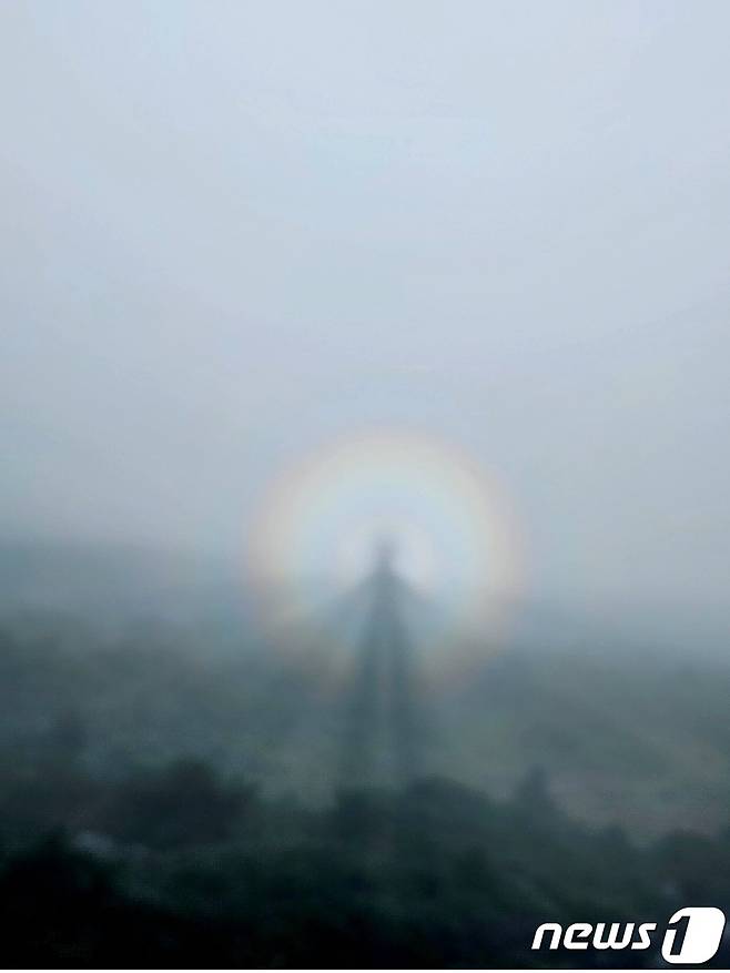 3일 오전 제주 한라산국립공원 정상에서 브로켄 현상이 목격됐다. 브로켄은 태양을 등지고 섰을 때 사람이나 사물의 그림자 주변에 무지개 띠 같은 형상이 나타나는 현상으로, 독일 브로켄 산에서 처음 목격돼 같은 이름이 붙여졌다. (독자 제공) 2023.8.3/뉴스1 ⓒ News1 고동명 기자